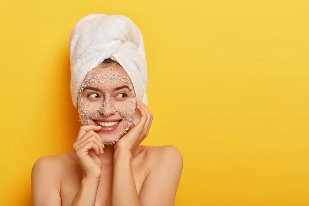Cum să îți cureți fața corect: Ghidul complet pentru o rutină de curățare eficientă